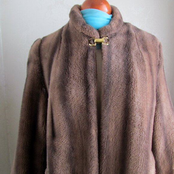 VINTAGE COAT, M-L, BROWN FAUX FUR w GOLDEN CLASP,  COZY & WARM w LOVELY LINING - Picture 2 of 7